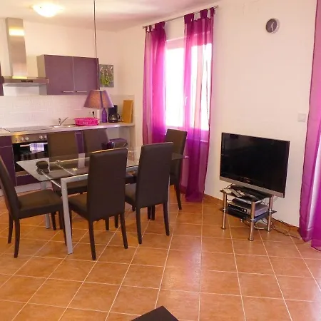 Kvesic - Azzurro Apartman Šilo